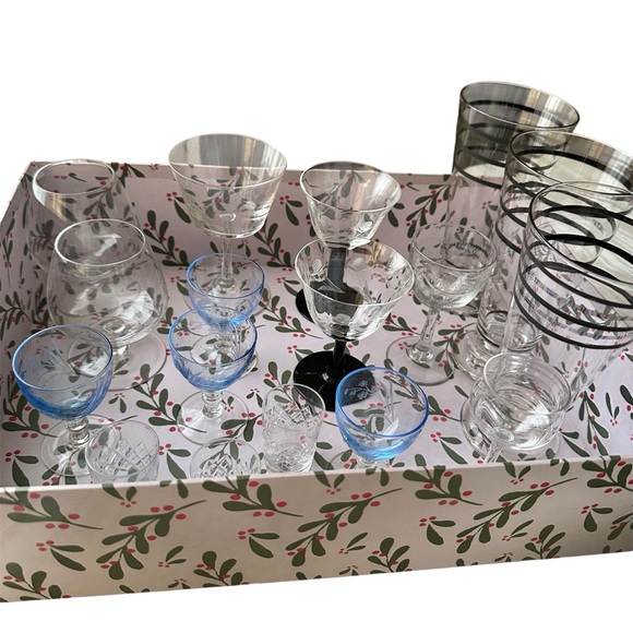 Assorted Vintage Glassware Set - Picture 2 of 8